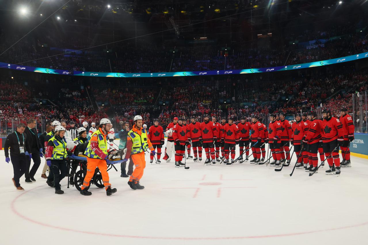 Швейцарского хоккеиста Кевина Фиалу уносят на носилках в матче против Канады&nbsp;