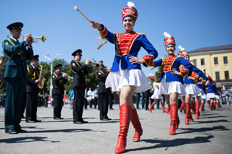 Участники парада оркестров на Советской площади Уфы во время празднования Дня России и Дня города