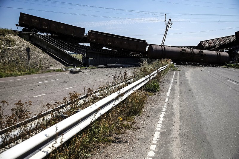 Вагоны товарного поезда, которые упали при обстреле моста. Они перегородили дорогу в районе села Новобахмутовка к северу от Донецка.