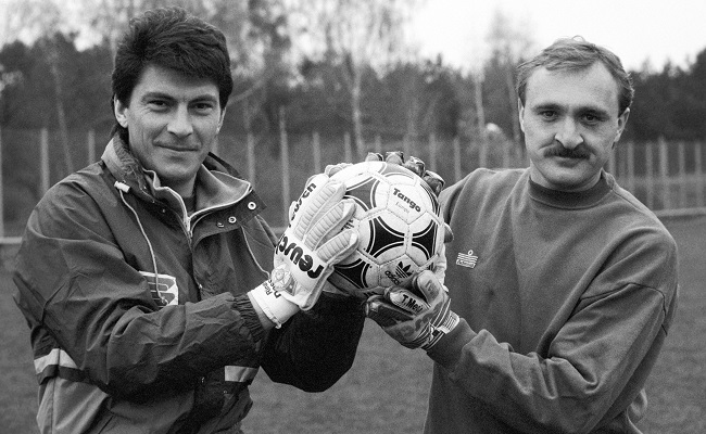 Вратари сборной СССР по футболу Ринат Дасаев (слева) и Виктор Чанов, 1990 год