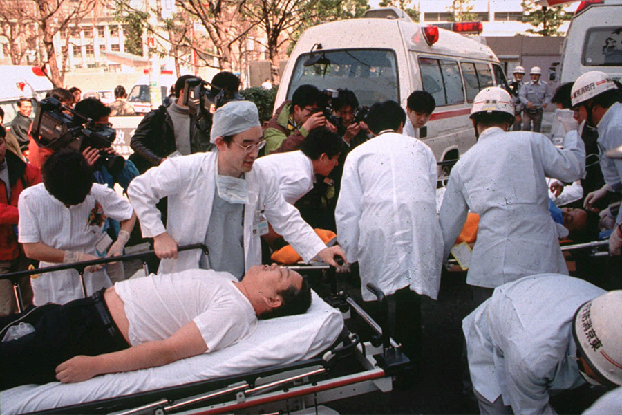 20 марта 1995 года члены секты &laquo;Аум Синрикё&raquo; распылили нервно-паралитический химикат&nbsp;зарин в токийском метро. В результате атаки 13 человек погибли, еще 6 тыс. пострадали. Пять участников секты заходили в вагоны, опускали пакеты с летучей жидкостью&nbsp;на пол и протыкали их наконечником зонта, после чего выходили из поезда. По мнению экспертов, жертв могло быть гораздо больше, если бы отравляющее вещество&nbsp;было распылено другими способами.

На фото: врачи оказывают помощь пассажирам, пострадавшим от зарина
