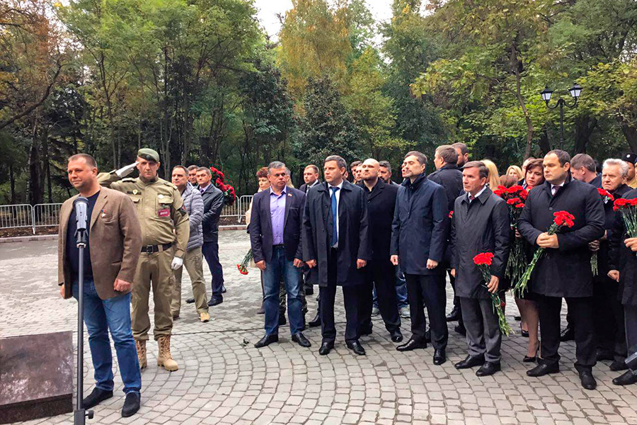 Глава самопровозглашенной ДНР Александр Захарченко (второй слева) тоже приехал на открытие стелы