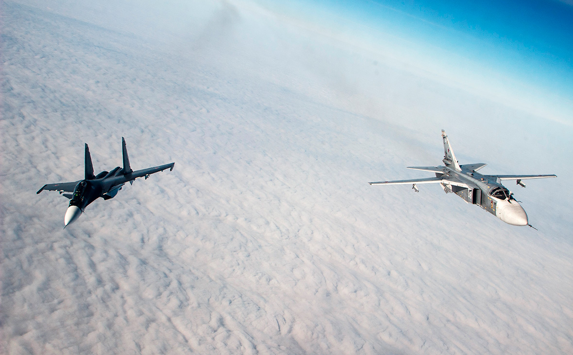 Истребитель Су-30СМ (слева) и бомбардировщик Су-24М