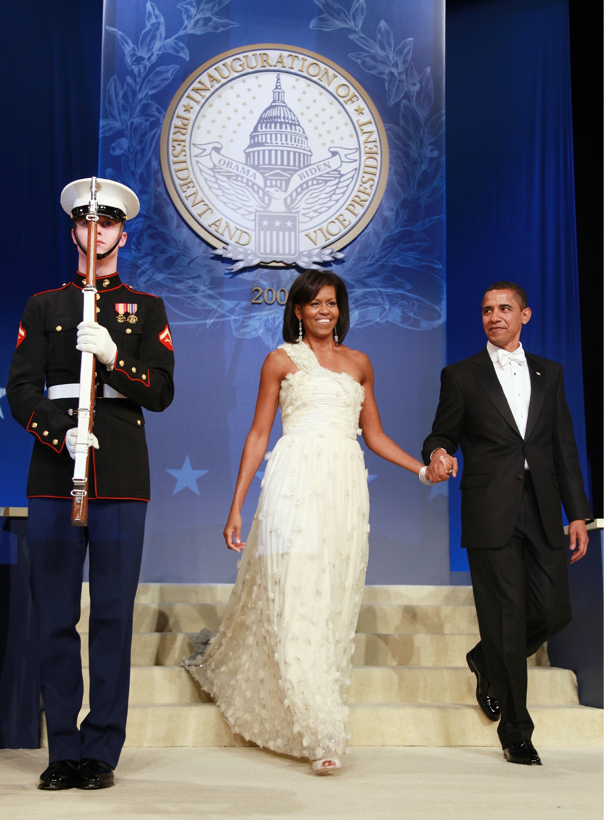 Барак Обама в смокинге Hart Schaffner Marx и Мишель Обама в платье Jason Wu, инаугурационный бал, 2009 год
