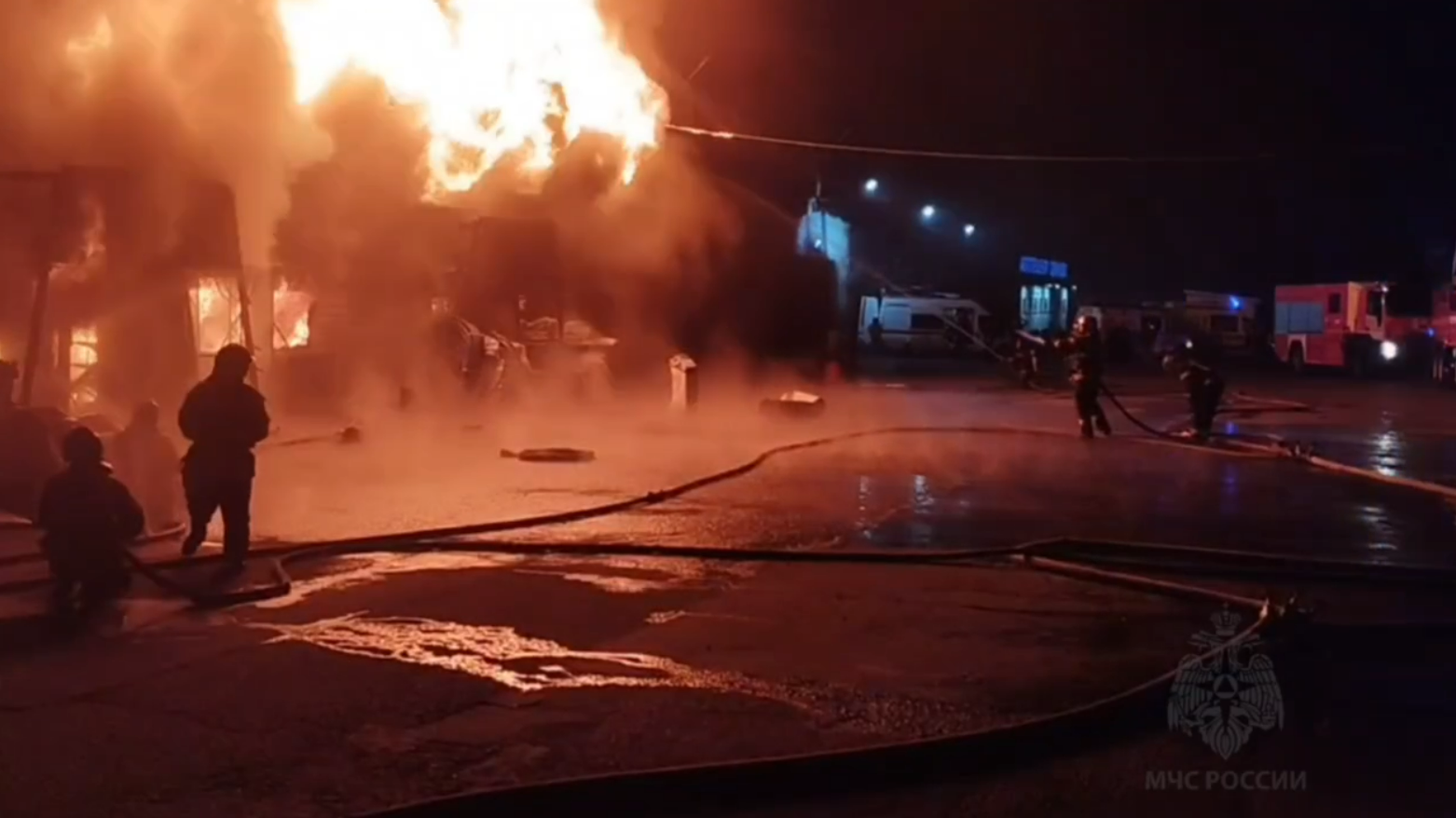 Как выглядел пожар ночью на строительном рынке в Одинцово