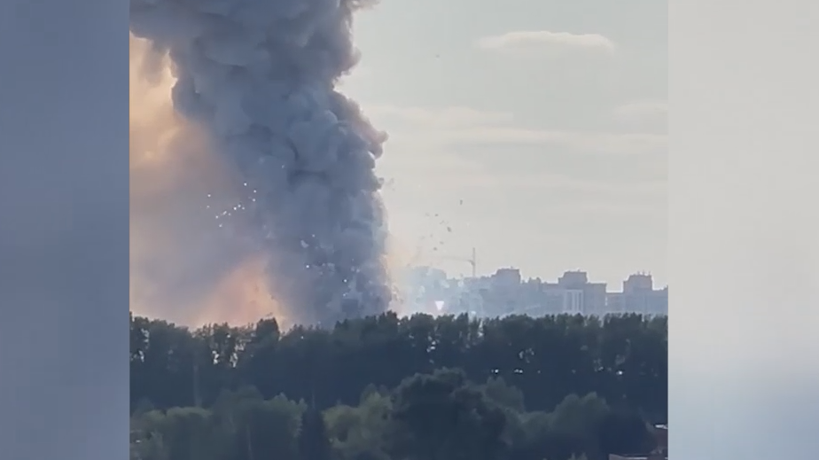 В Кемерово потушили пожар на складе пиротехники