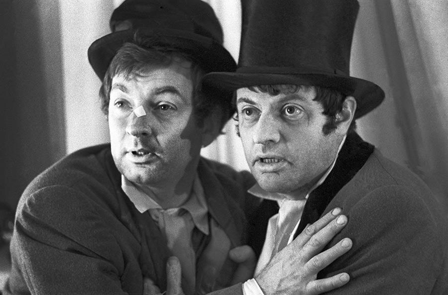 Михаил Державин (слева) и Александр Ширвиндт&nbsp;во время спектакля &laquo;Ревизор&raquo; в Театре сатиры, 1974 год