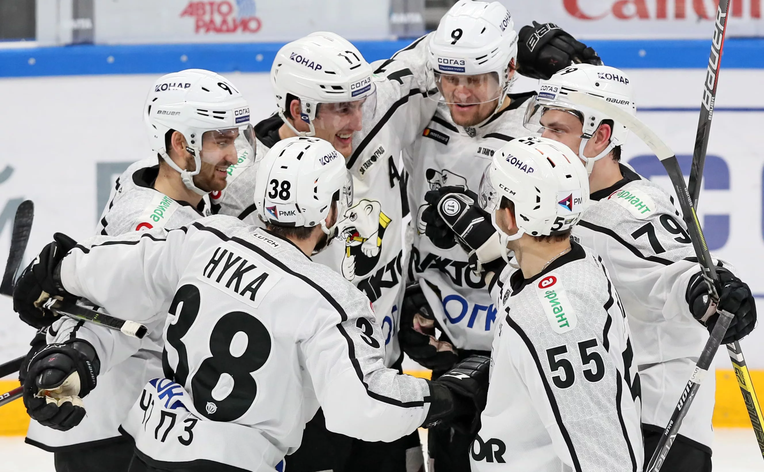 Игроки ХК «Трактор» радуются забитому голу в матче чемпионата КХЛ между командами «Динамо» (Москва) и «Трактор» (Челябинск) на стадионе «ВТБ Арена имени Аркадия Чернышева». (Сергей Савостьянов/ТАСС)