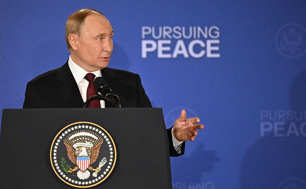 Владимир Путин во время совместной с президентом США Дональдом Трампом пресс-конференции по итогам переговоров на Аляске, 16 августа 2025 года