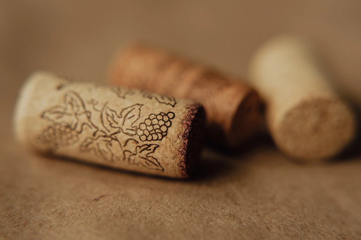 Роскошный максимум: разбираться в миллезимах и престижных кюве, например уметь отличить Бордо первого «Гран Крю Классе» от пятого, знать как собрать испанскую, итальянскую, французскую и любую другую коллекцию вин для дома