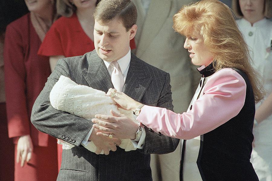 Герцогиня Йоркская передает принцессу Евгению герцогу Йоркскому у Портлендской больницы в Лондоне, 1990 год