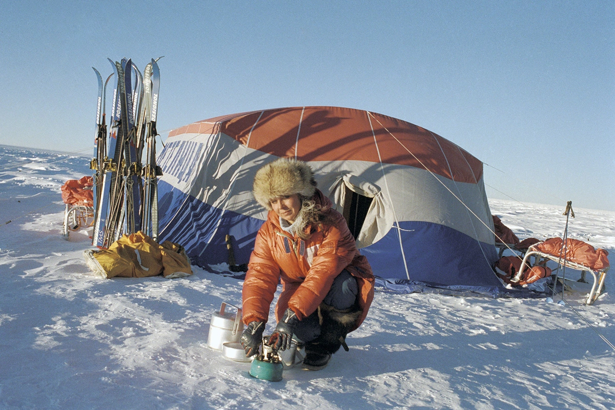 Участница женской научно-спортивной экспедиции «Метелица» во время привала
