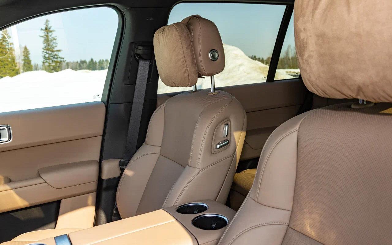 При желании правый пассажир второго ряда может сдвинуть или сложить кресло перед собой: соответствующие органы управления имеются на спинке