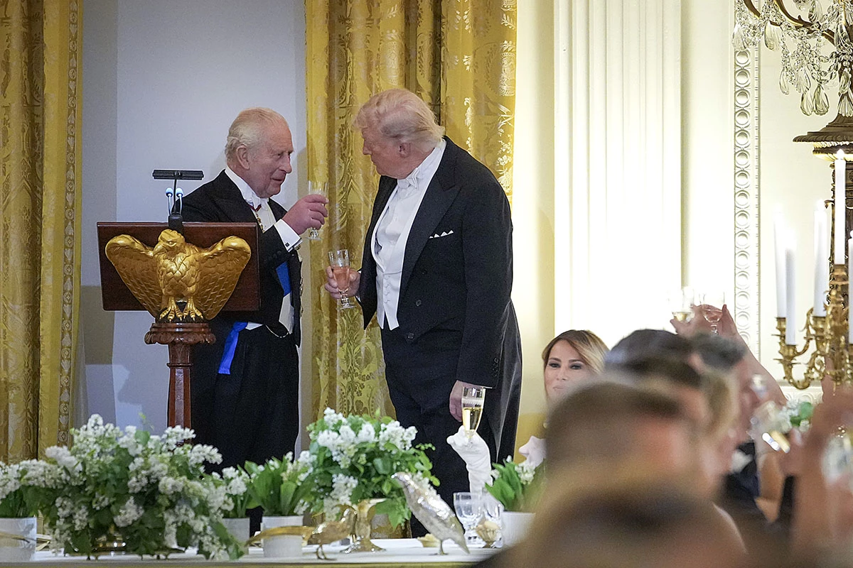 Король Карл III и Дональд Трамп во время государственного ужина в Восточном зале Белого дома, 28 апреля 2026 года