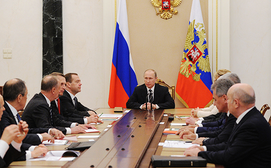 Президент России Владимир Путин (в центре) проводит совещание с&nbsp;постоянными членами Совета безопасности РФ в&nbsp;Кремле, 15 июня 2016 года
