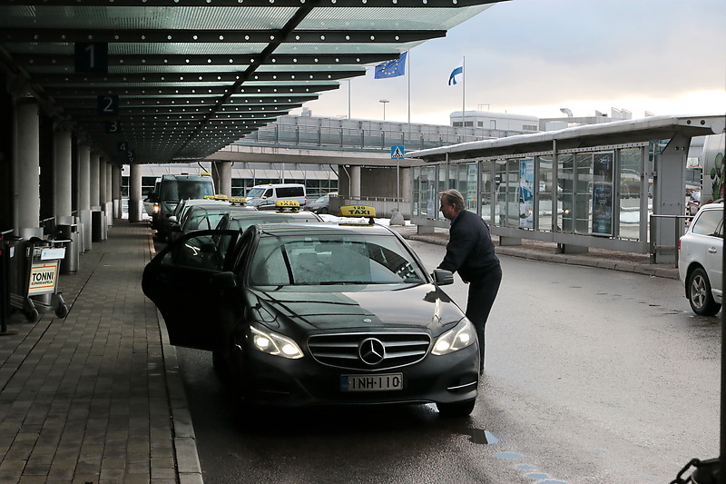 Финляндия. Такси у здания аэропорта Хельсинки-Вантаа