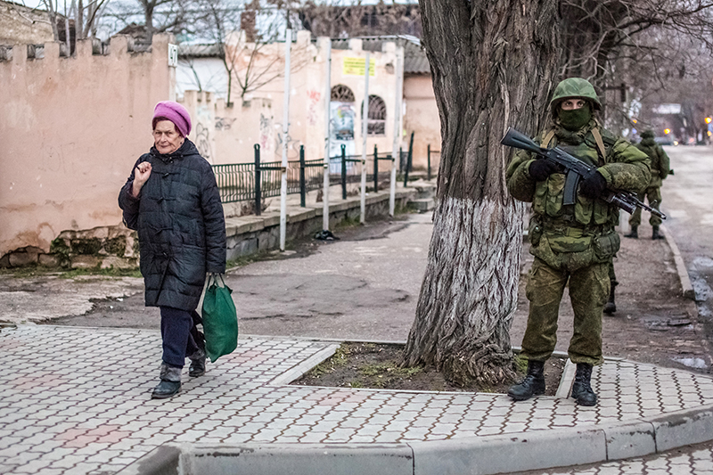 Военные на&nbsp;улице в&nbsp;Симферополе. 28 февраля 2014 года
