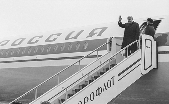 Президент РСФСР Борис Ельцин во время проводов в Италию на московском аэродроме.&nbsp;19 декабря 1991 года


