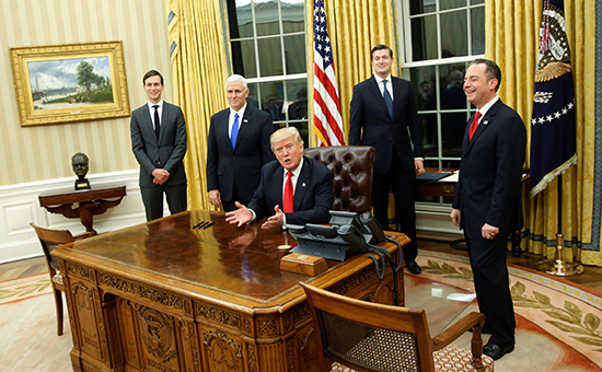 Президент США Дональд Трамп&nbsp;приветствует репортеров в Овальном кабинете. 21 января 2017 года


