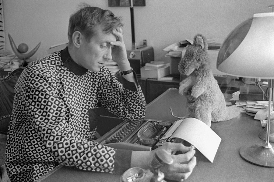Евгений Евтушенко за работой у себя дома. 1 июня 1966 года


