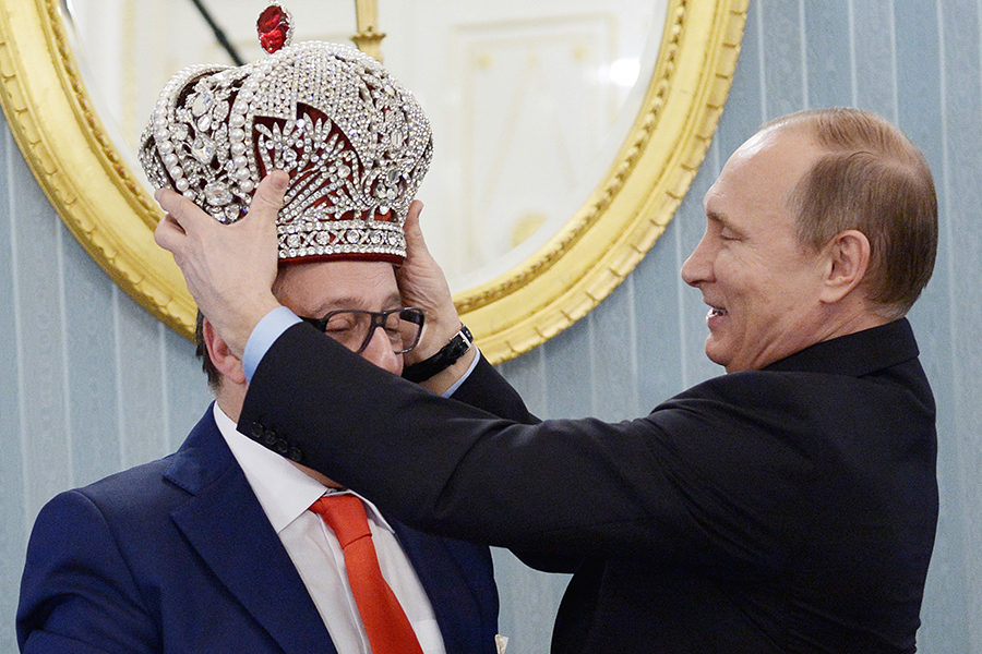 1 декабря 2015 года Геннадий Хазанов во время встречи в Кремле вручил Путину точную копию императорской короны, подлинник которой хранится в Алмазном фонде. &laquo;Если&nbsp;бы вы что-то поскромнее принесли, я&nbsp;бы себе оставил, а так придется теперь сдать в Кремль&raquo;,&nbsp;&mdash; сказал тогда Путин
