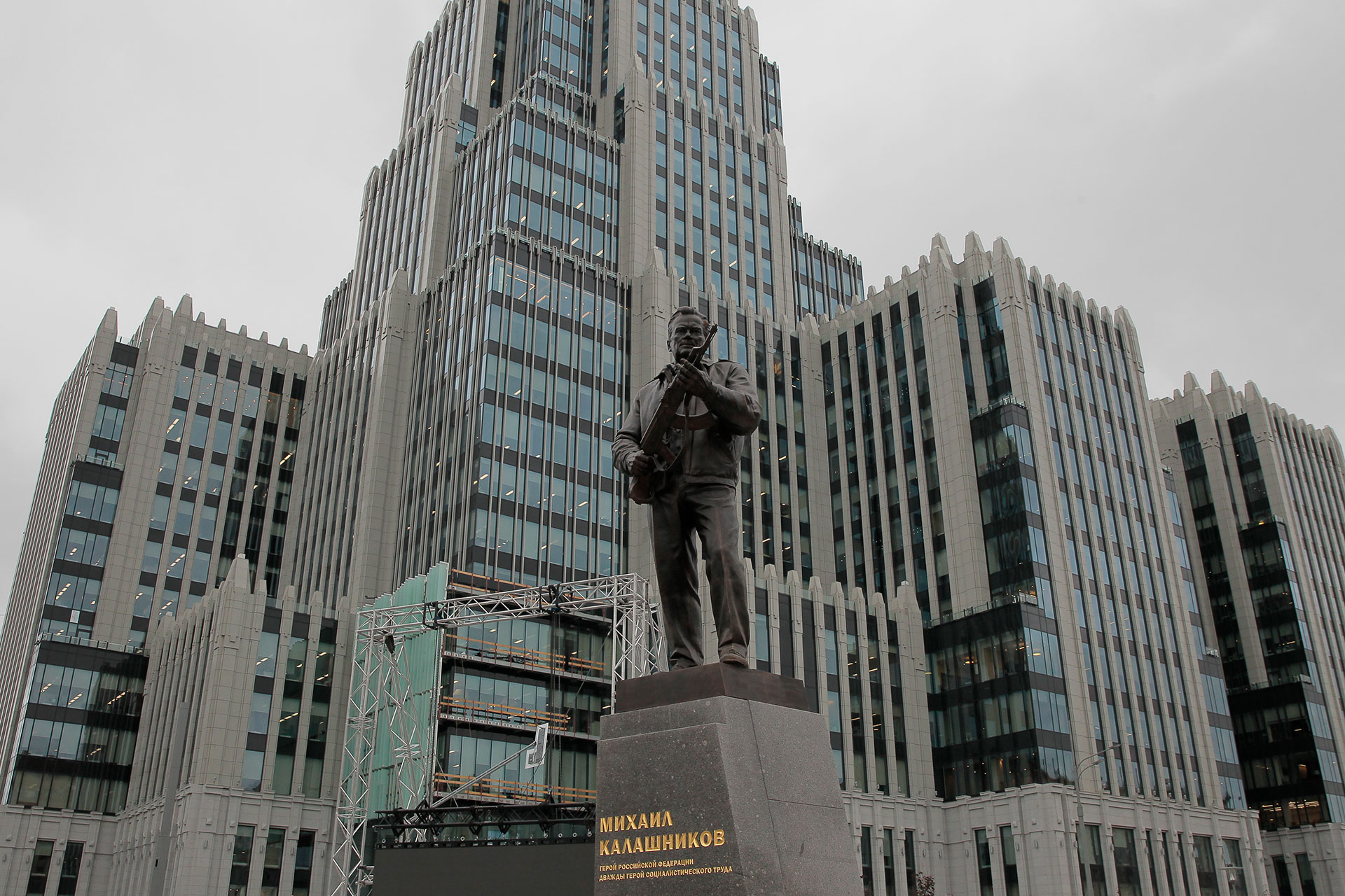 Памятник Михаилу Калашникову в Москве