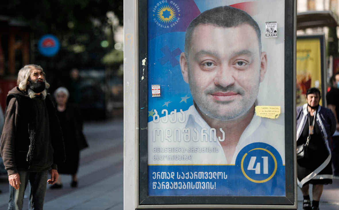 Предвыборный плакат с изображением лидера партии &laquo;Грузинская мечта&raquo; Беки Одишарии