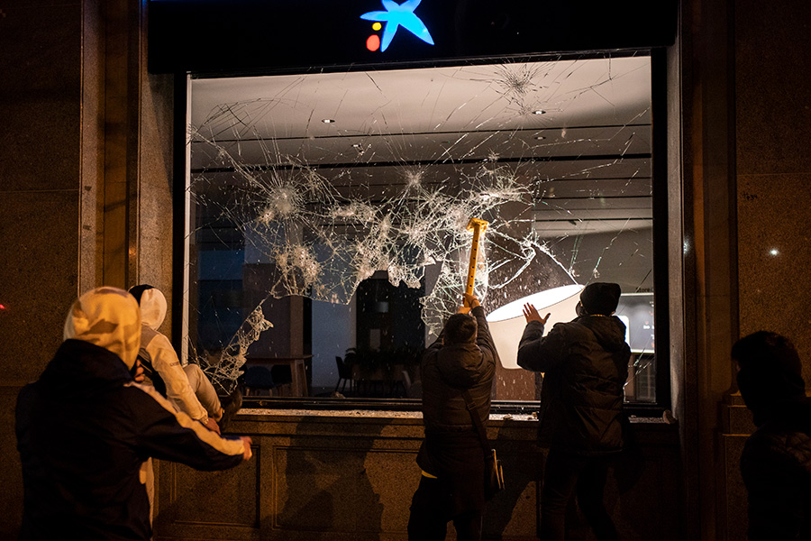Демонстранты в Барселоне не только инициировали пожар, но&nbsp;и разбили окна банка. Власти города&nbsp;оценили ущерб в &euro;70 тыс.