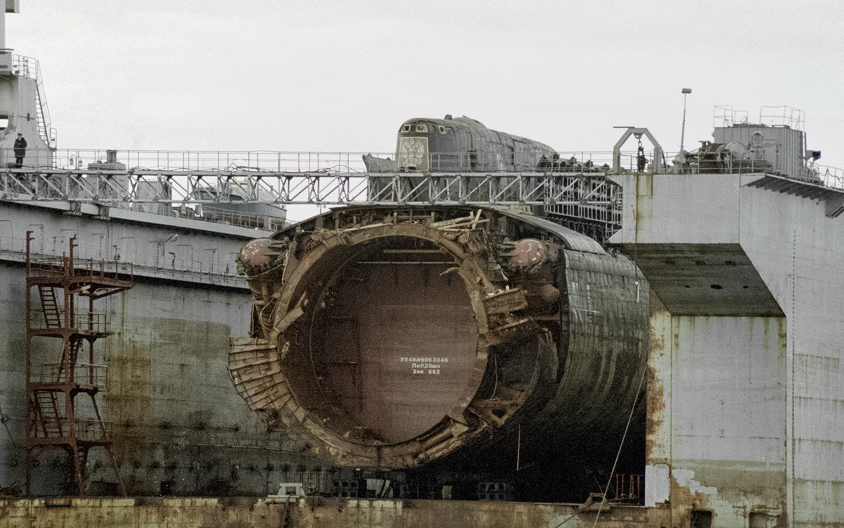 Буксировка атомной подводной лодки &laquo;Курск&raquo; для утилизации - из Росляково по Кольскому заливу на завод &laquo;Нерпа&raquo;, 26 апреля 2002 г.