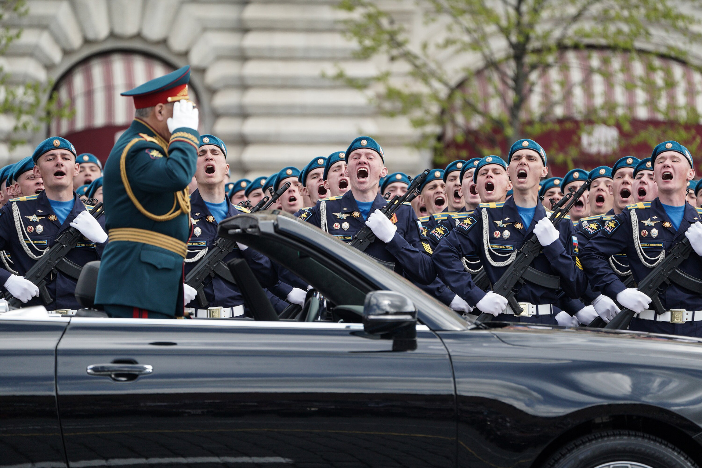 Министр обороны России Сергей Шойгу принимает Парад Победы на Красной площади