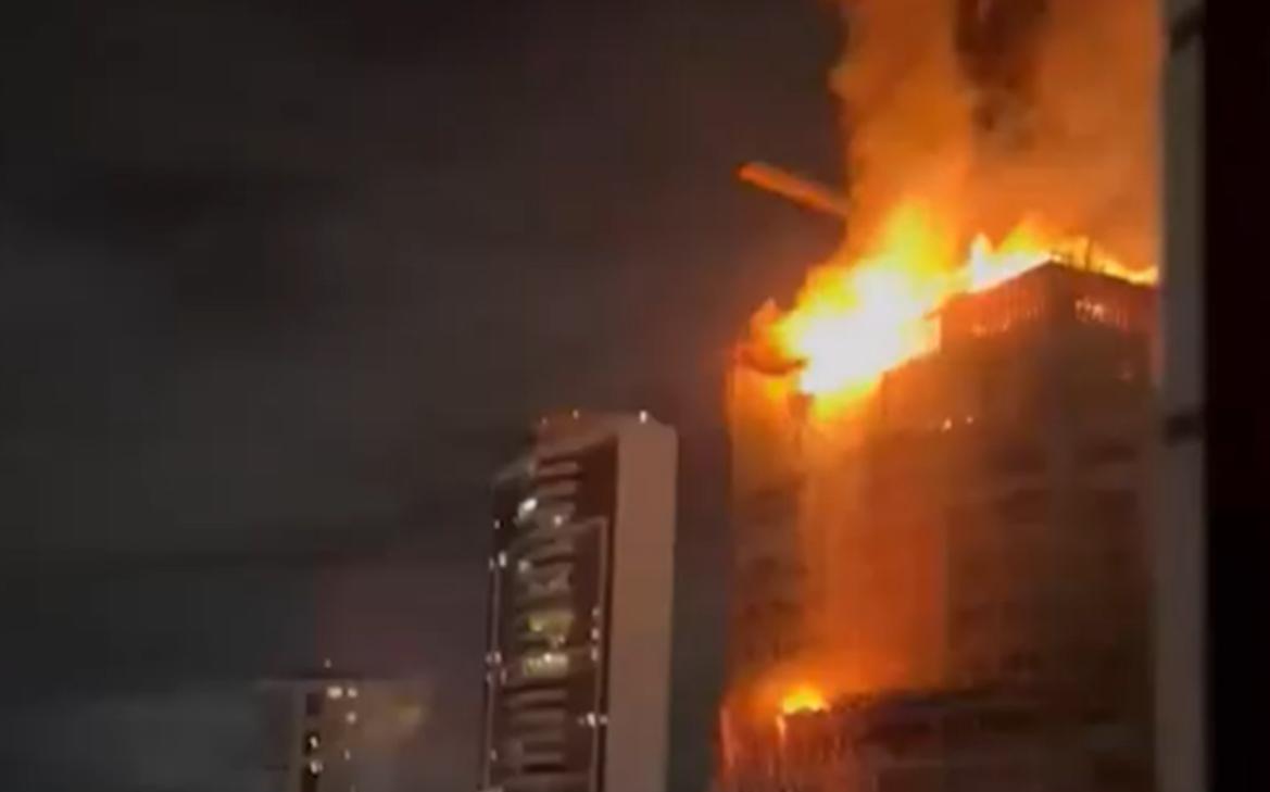 В Бразилии загорелся небоскреб
