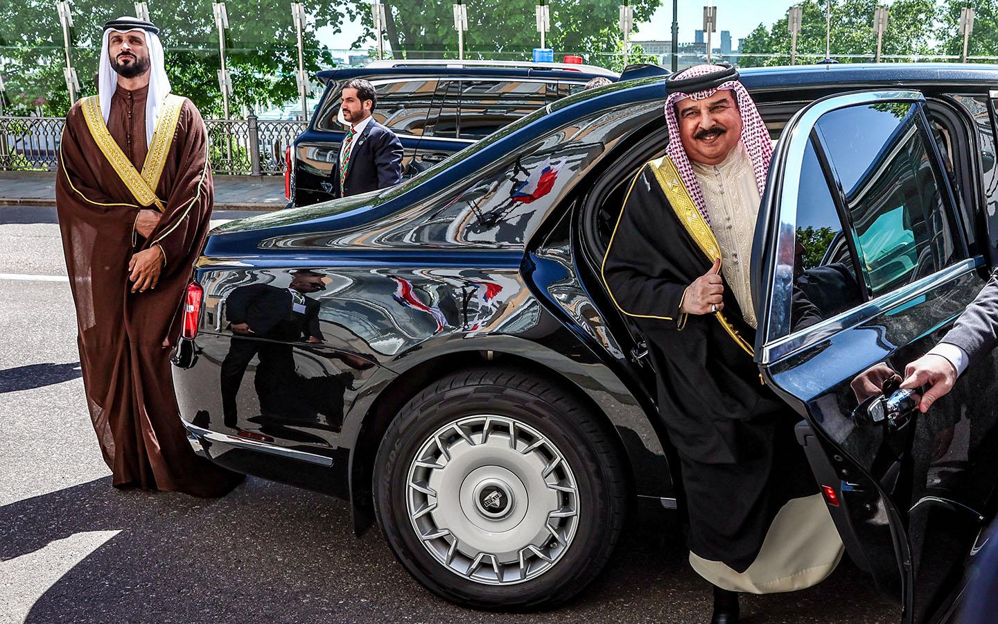 Король Бахрейна Хамад бен Иса Аль Халифа (справа) и принц Нассер бен Хамад бен Иса Аль Халифа (слева) перед встречей с президентом России Владимиром Путиным в Большом Кремлевском дворце, 23 мая 2024 года