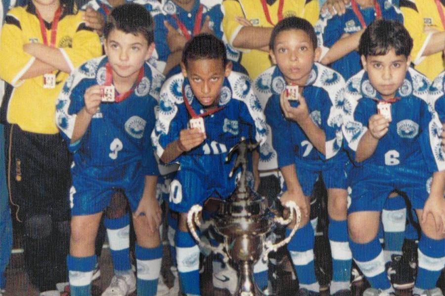 Неймар (второй слева) в детстве в составе команды &laquo;Греметал&raquo;