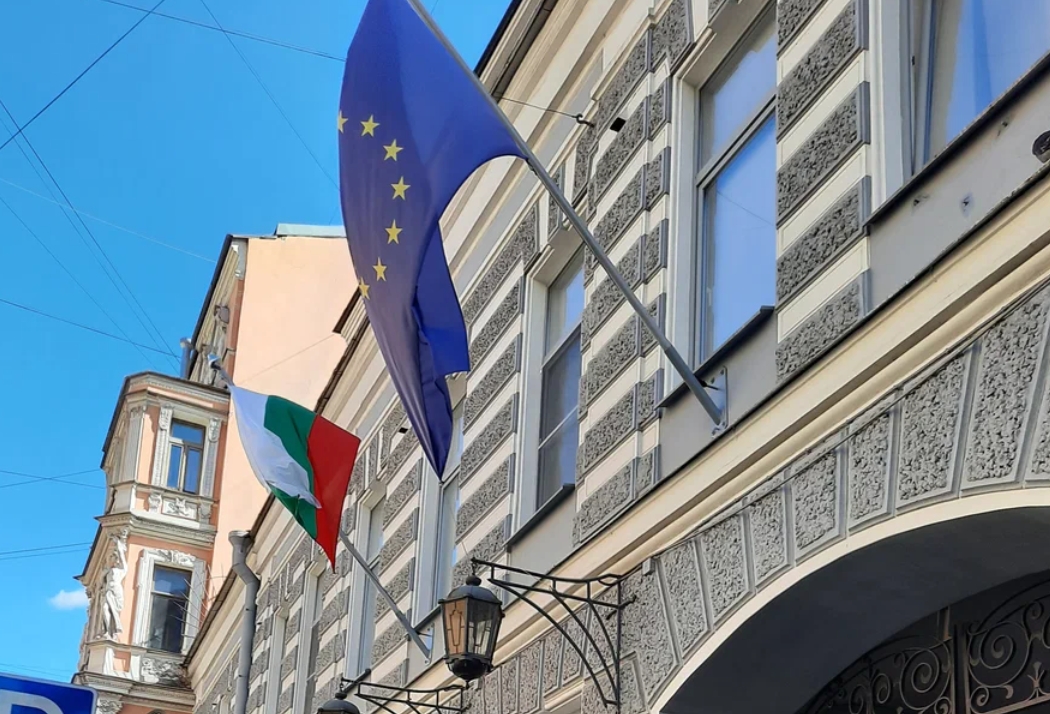 Флаги на здании консульства Болгарии в Санкт-Петербурге