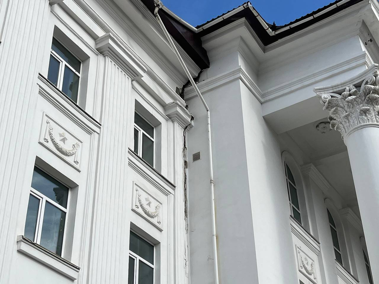 Повреждения зданий после землетрясения в Петропавловске-Камчатском