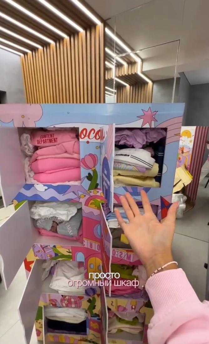 Шкаф, заполненный одеждой от бренда Macrocosm