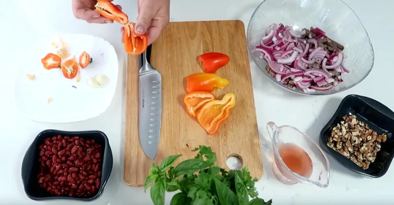 Нарежьте перец полосками