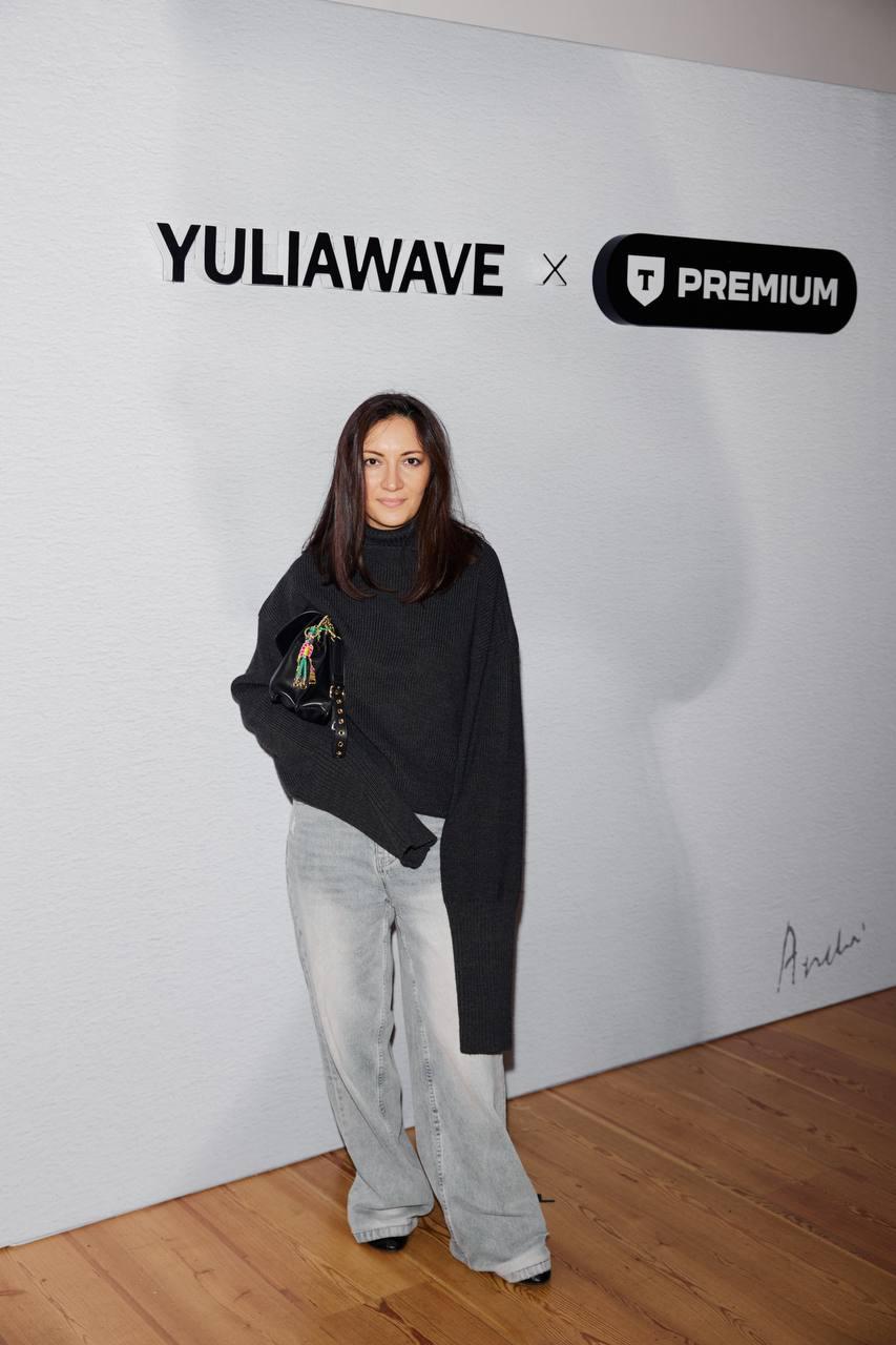 Мадонна Мур