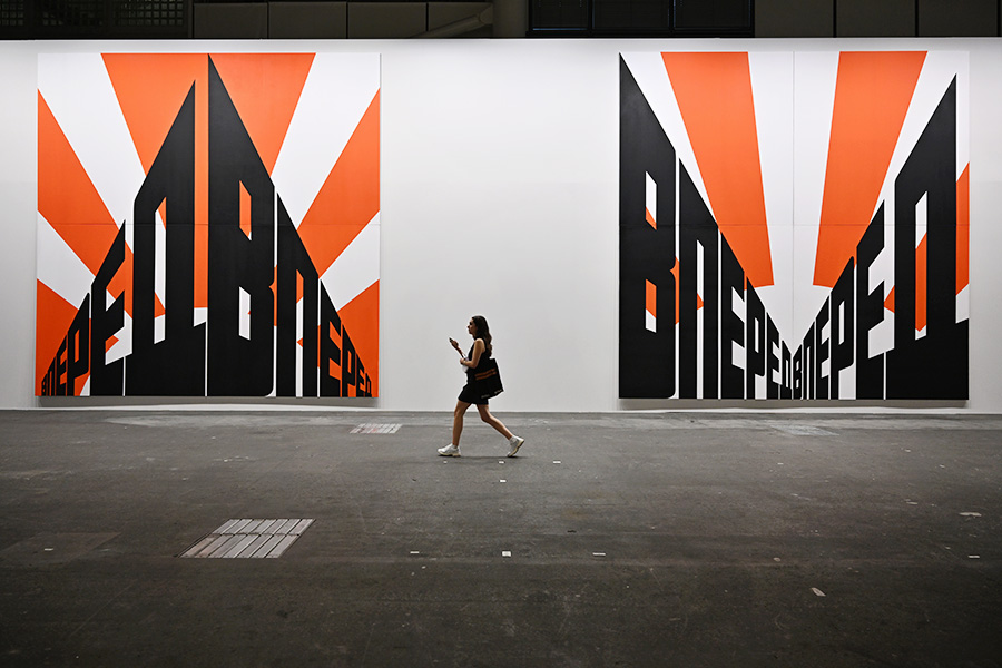 В 1988&ndash;2000 годах выставки произведений Эрика Булатова состоялись в разных городах Швейцарии, Франции, ФРГ, США, Республики Корея. В 1990-х он работал в Нью-Йорке.

На фото&nbsp;&mdash; выставка Булатова в Базеле, Швейцария, 2025 год