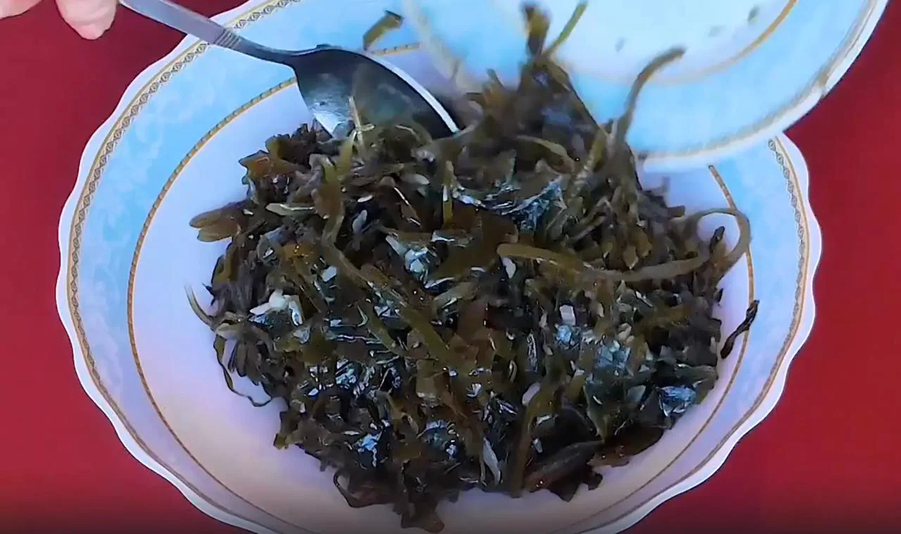 Выложите морскую капусту в миску