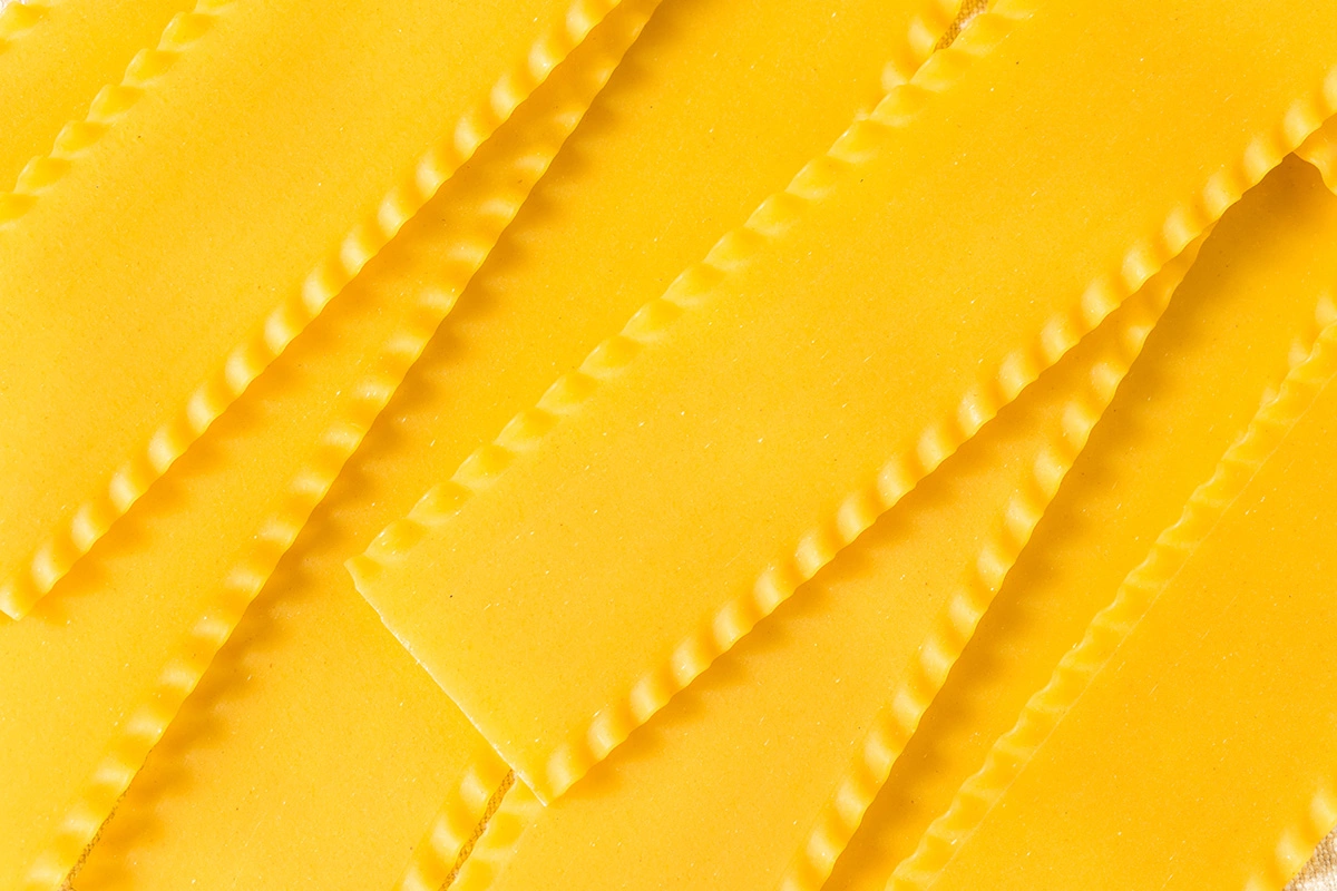 Часто под лазаньей подразумевают уже готовое блюдо, но это еще и разновидность пасты