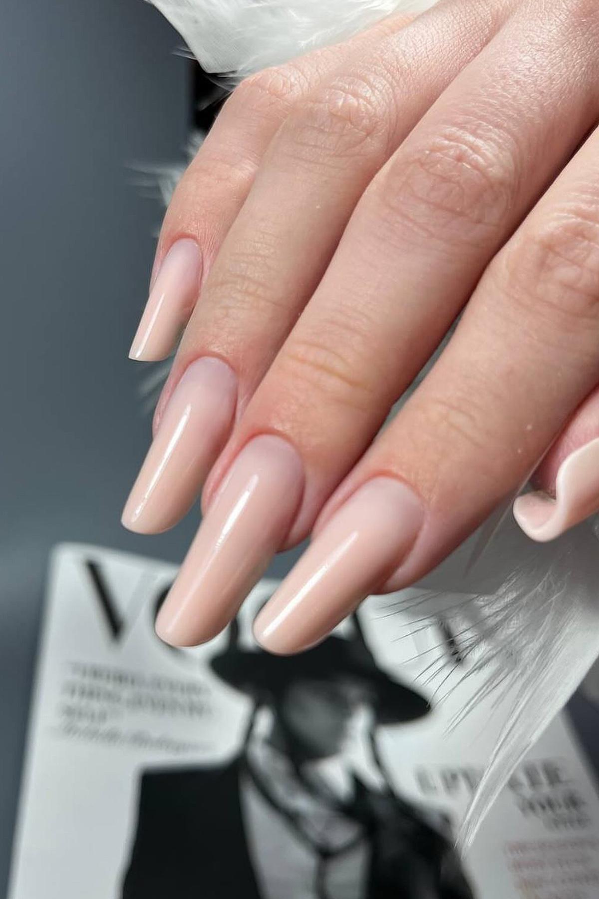 Арочные ногти выглядят более элегантно и утонченно, чем обычный миндаль