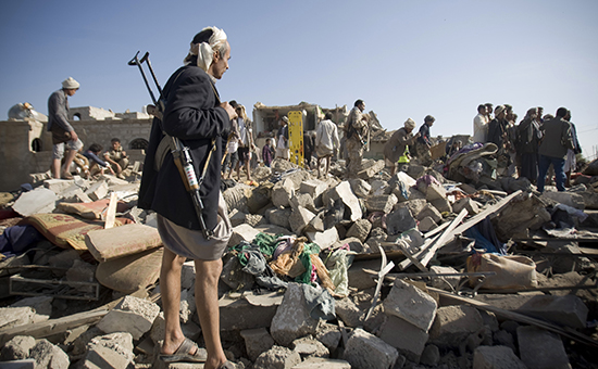 Развалины после авианалета военных самолетов Саудовской Аравии в районе аэропорта Сана, Йемен.