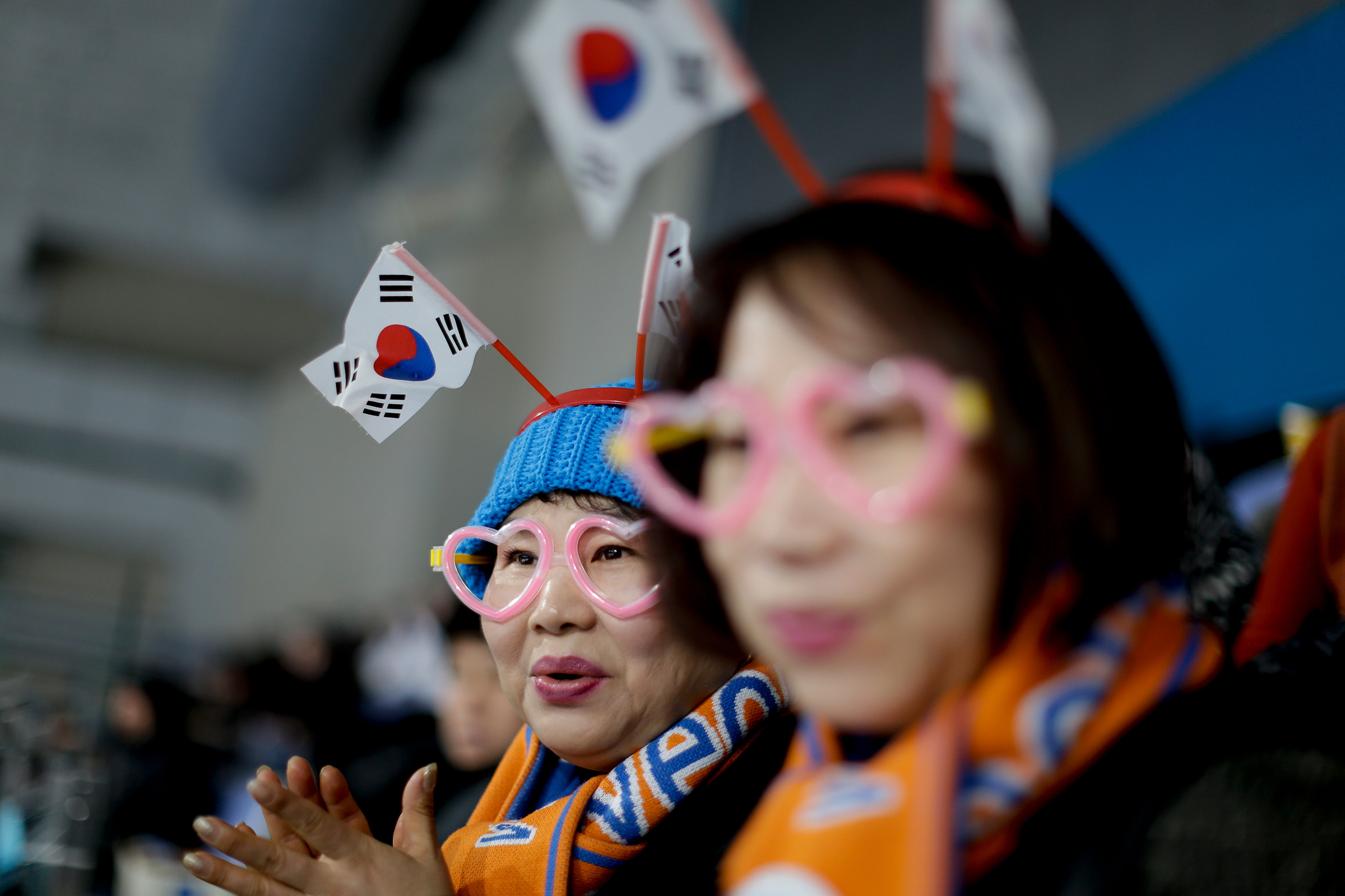 Южнокорейские болельщицы во время соревнований по керлингу между Россией и Швейцарией
