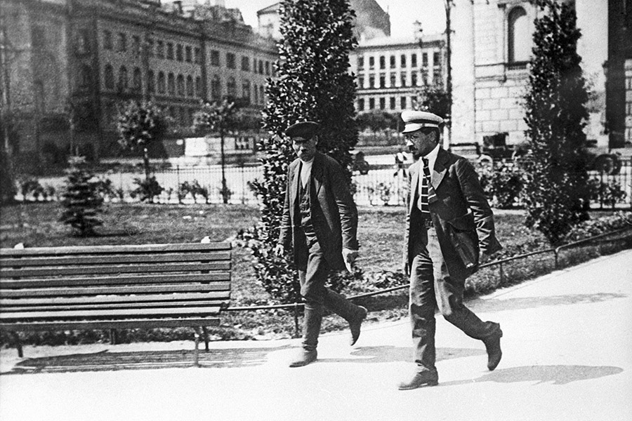 Яков Михайлович Свердлов (1885–1919) (справа) возвращается с заседания V Всероссийского съезда Советов