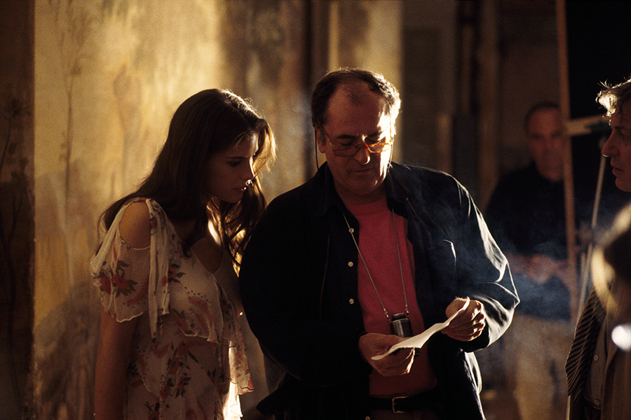 В 1995 году Бертолуччи вернулся в Италию и снял фильм &laquo;Ускользающая красота&raquo; об американке, которая после самоубийства матери едет в Италию, чтобы получить свой первый сексуальный опыт и найти отца