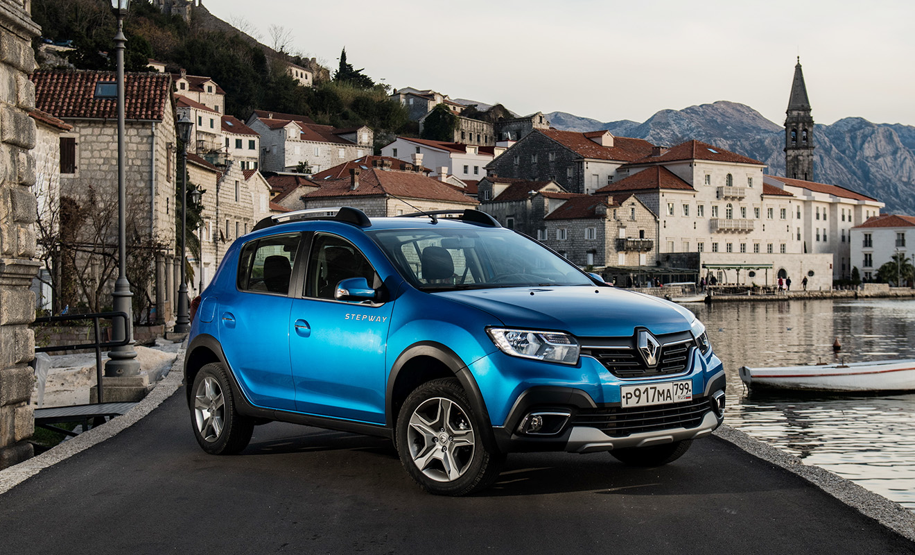 &laquo;Высокий&raquo; хэтчбек Renault Sandero Stepway при малых габаритах обладает внушительным клиренсом в 195&nbsp;мм. В модификации с 1,6-литровым 102-сильным агрегатом и &laquo;автоматом&raquo; автомобиль в начальной версии Life обойдется в 841&nbsp;000 руб., а в более оснащенном варианте Drive&nbsp;&mdash; в 923&nbsp;000 рублей. Для последнего доступен пакет &laquo;Безопасность&raquo; с системой динамической стабилизации и задним парктроником, за который придется доплатить 15&nbsp;990 рублей.
