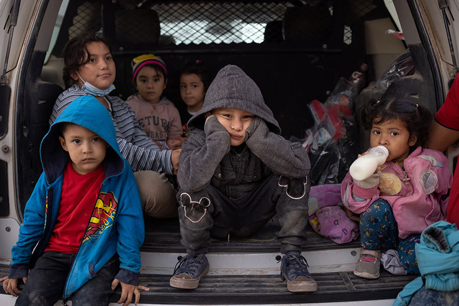Дети, которые пересекли границу с Мексикой, в Пенитасе, штат Техас, 10 марта