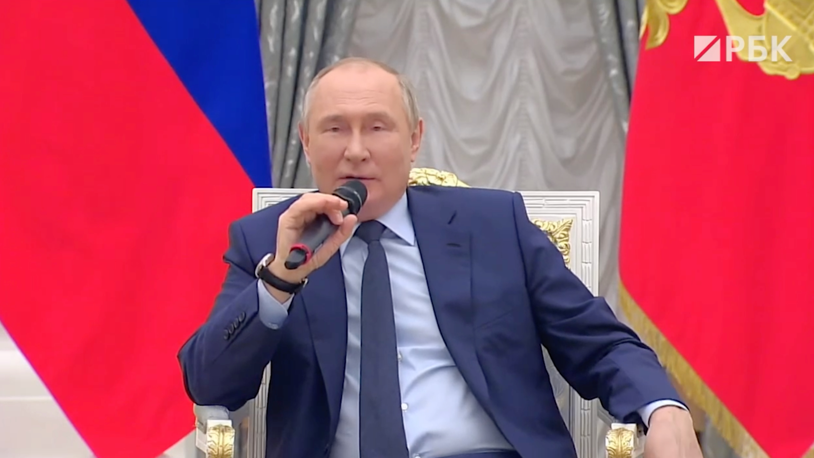 Путин назвал правильной идею поднимать флаг и петь гимн в школах