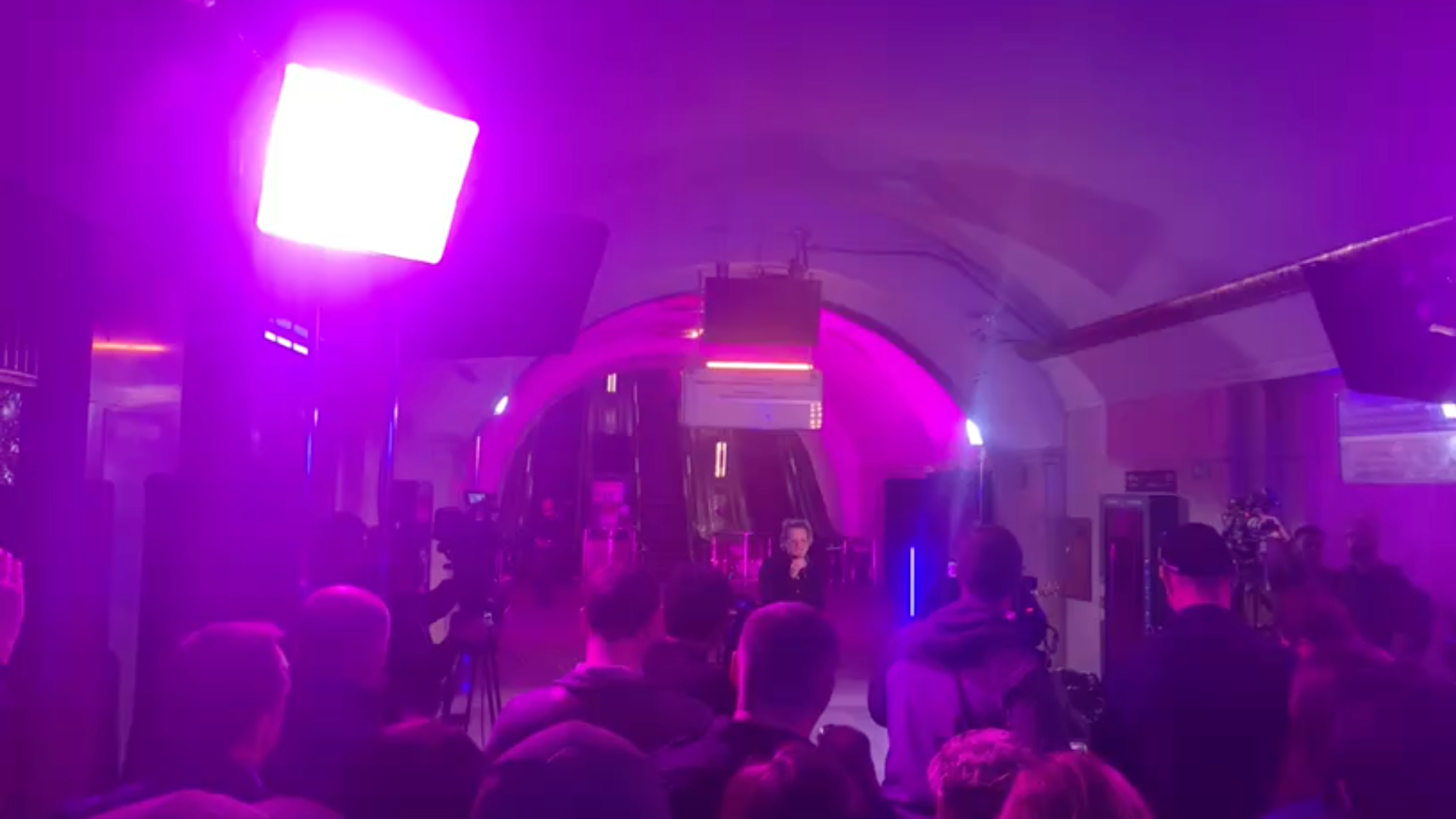 Боно и Эдж из U2 выступили в киевском метро